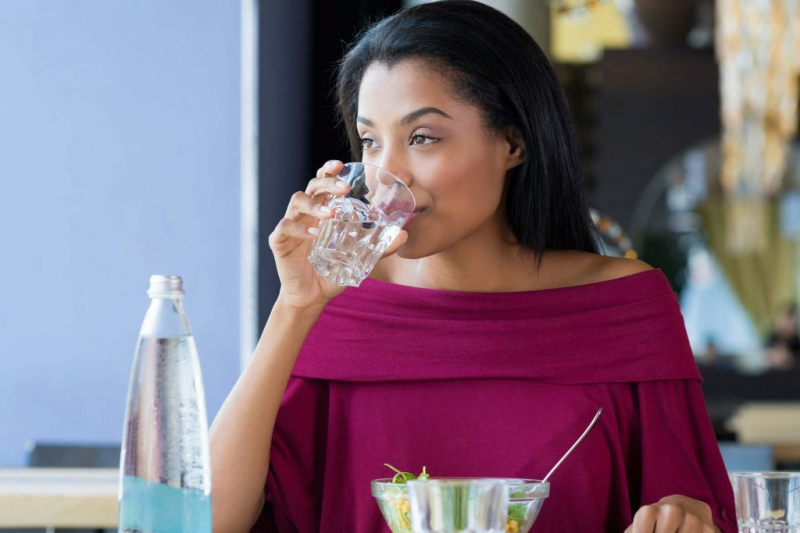 Uống nước trước khi ăn làm tăng tốc độ trao đổi chất