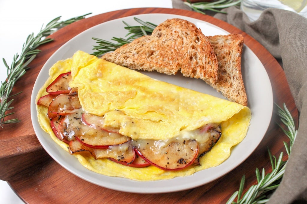 Apple Omelette with White Cheddar (Healthy Breakfast)