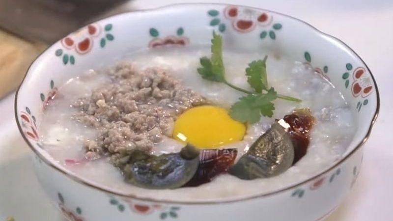 Cháo trứng bắc thảo và thịt băm