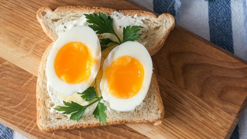 Trứng luộc và bánh mì nướng