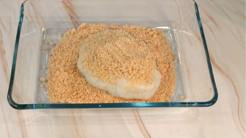 Cho phần bột vào hỗn hợp mè, đường và xoa đều bề mặt