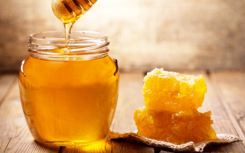 Sử dụng mật ong khi ăn hạt dưa để hạn chế đau họng