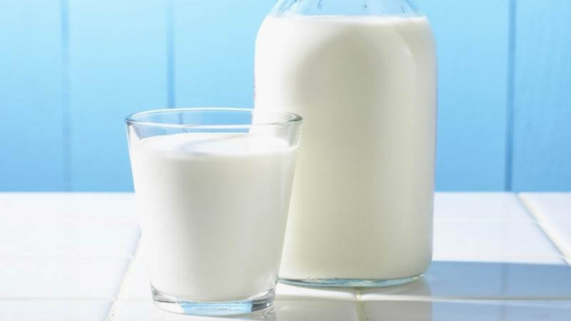 Uống sữa sau khi ăn sáng sẽ giúp bổ sung dinh dưỡng cho cơ thể
