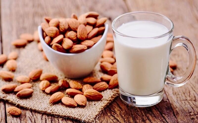 Sữa hạnh nhân chứa nhiều vitamin A, vitamin D và canxi