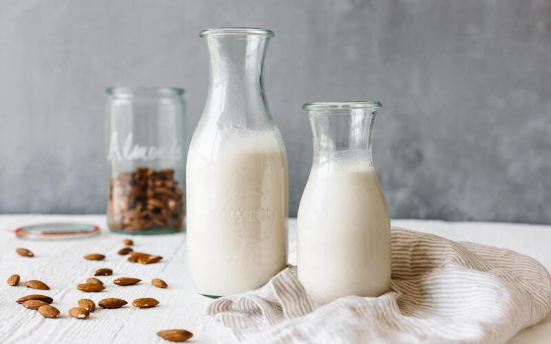 chai sữa hạnh nhân trên bàn