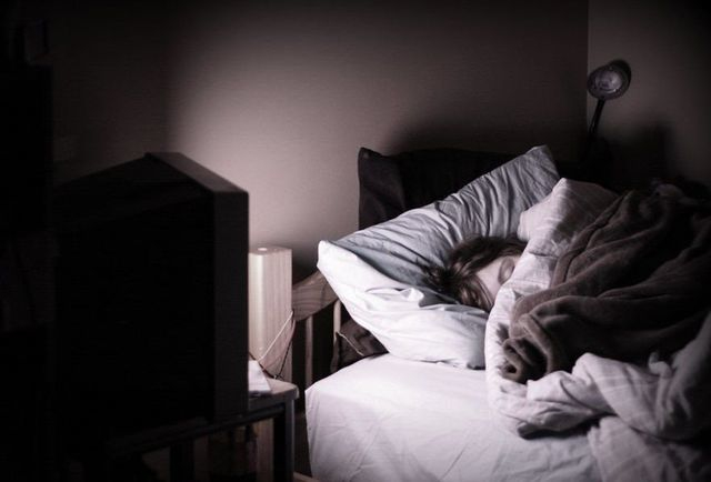 Bật ti vi khi ngủ ảnh hưởng đến khả năng sinh nở của phụ nữ.