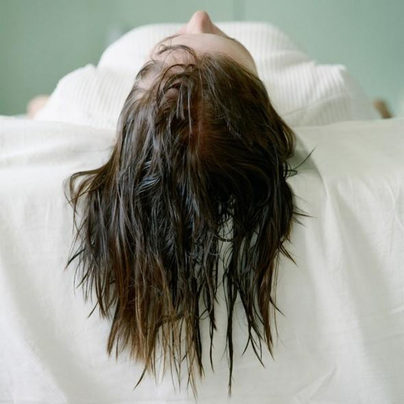 Để tóc ướt khi đi ngủ ảnh hưởng lớn tới sức khỏe