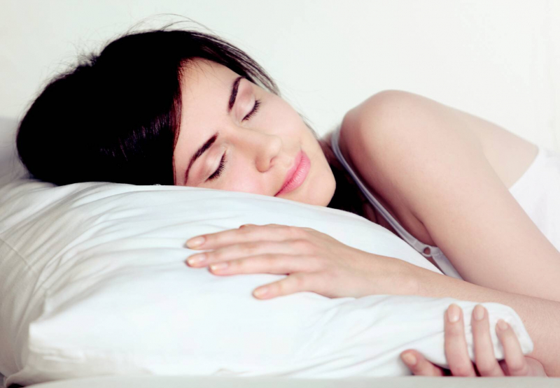 Bạn có thể nâng cao đầu giường để ngăn ngừa không khí lưu thông và hạn chế ngáy ngủ.