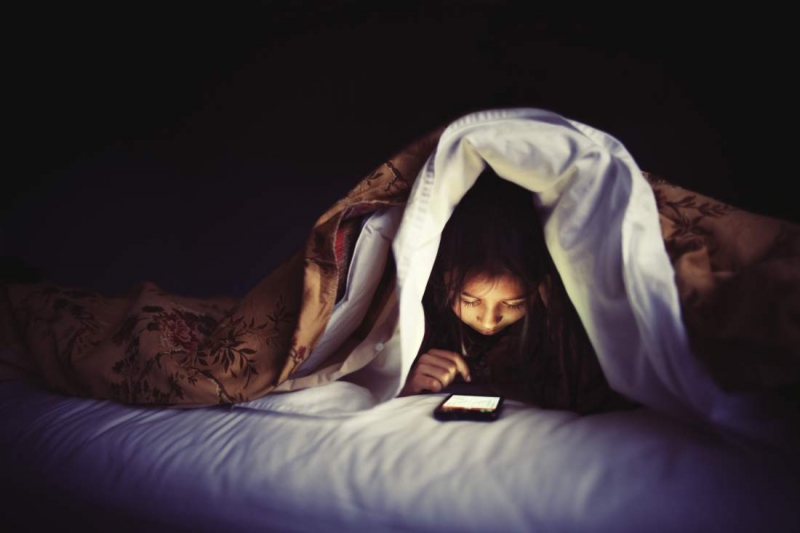 Nghịch điện thoại trước khi ngủ (nguồn internet)