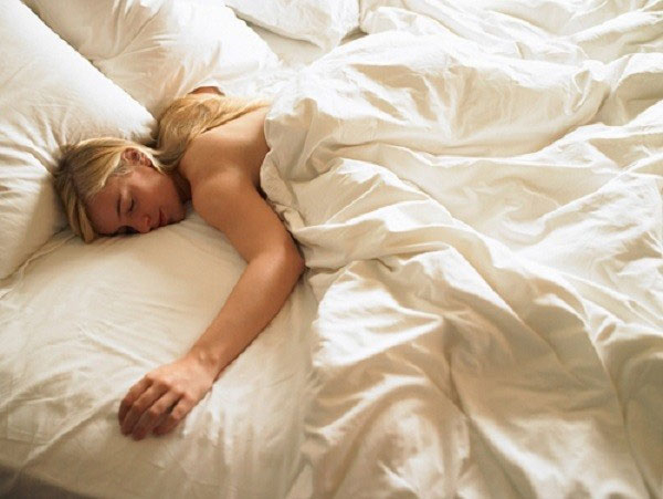 Ngủ nude giúp cải thiện cuộc sống hôn nhân