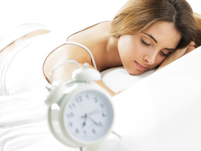 Ngủ đủ và đúng giờ hàng ngày để giúp cơ thể luôn dẻo dai, tránh uể oải, mệt mỏi