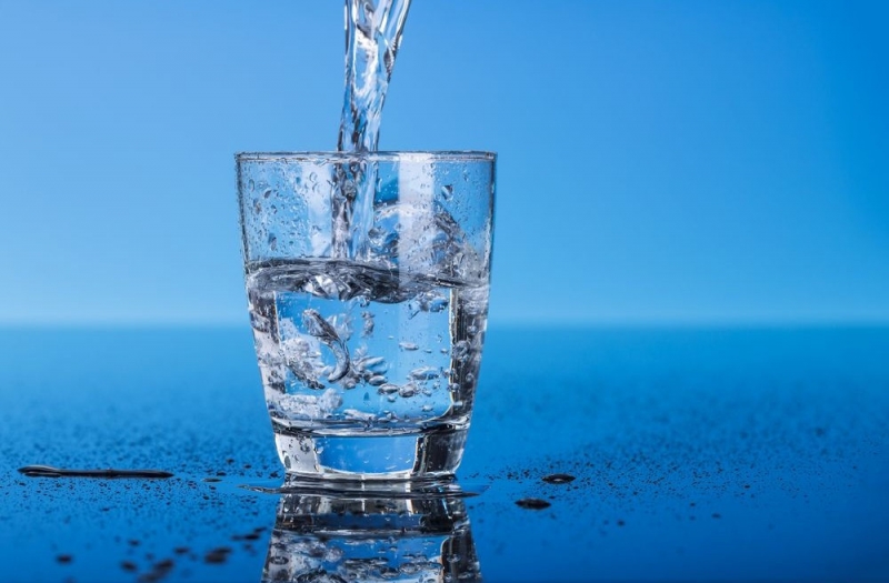 Uống nước đầy đủ giúp cơ thể sảng khoái, tránh xa cơn buồn ngủ