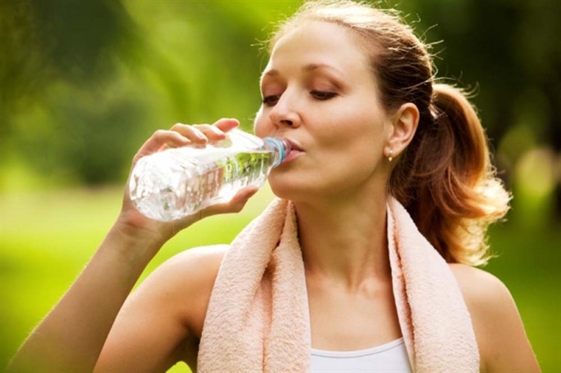 Việc uống nhiều nước sẽ gây ảnh hưởng đến hệ bài tiết, khiến cho hệ bài tiết hoạt động nhiều