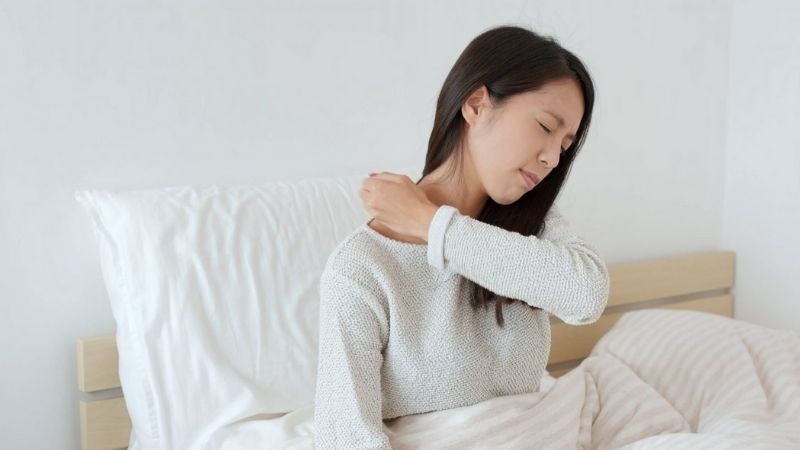 Nằm gối quá cao có thể dẫn đến đau nhức cổ.