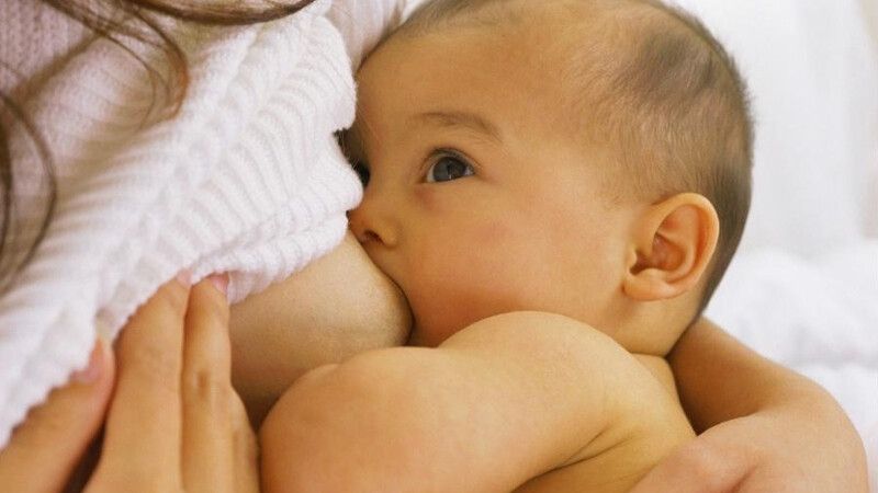 Nuôi con bằng sữa mẹ rất hiếm gây ra hiện tượng vàng da ở trẻ sơ sinh