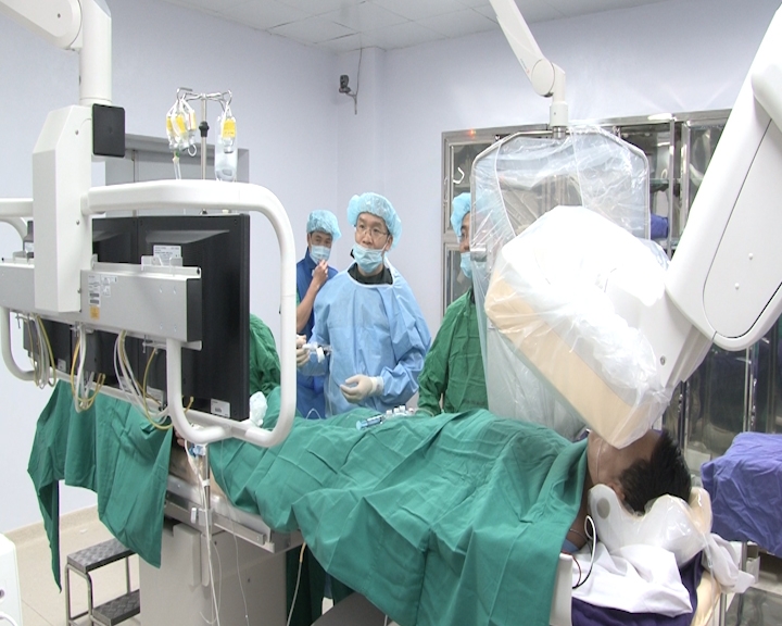 Bs bệnh viện Tim Hà Nội đang làm việc tại phòng khám tim của bệnh viện Bãi Cháy