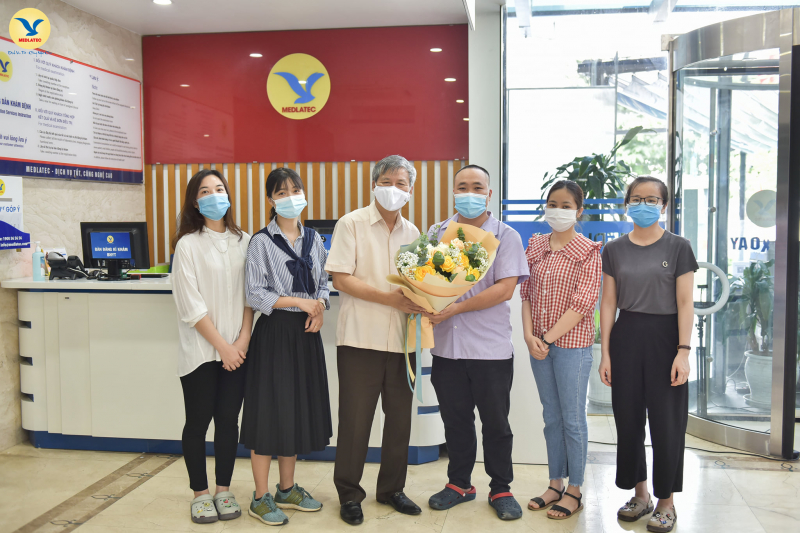 Chủ tịch Hội đồng cố vấn MEDLATEC GS.AHLĐ Nguyễn Anh Trí tặng hoa động viên các CB y tế lên đường chi viện cho Bắc Giang.