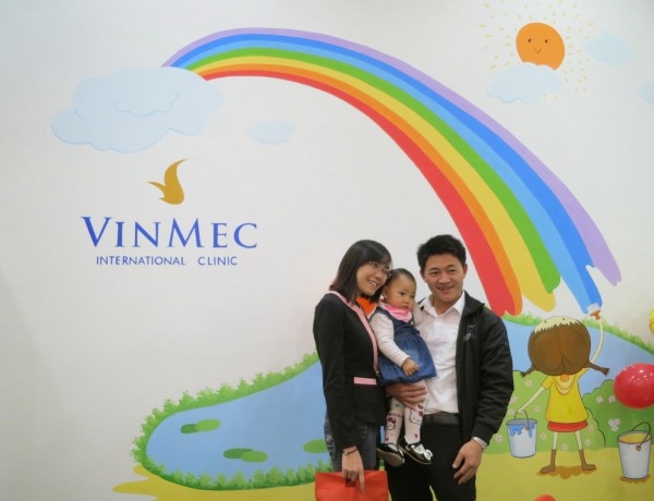 Cả gia đình chụp hình lưu niệm tại Bệnh viện Đa khoa Quốc tế Vinmeca