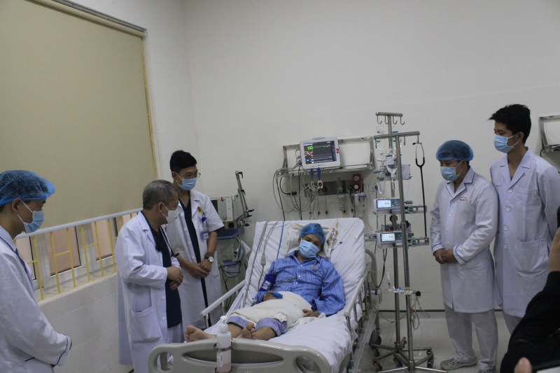 Nhân viên Y bác sỹ Bệnh viện E Hà Nội thăm khám cho bệnh nhân đang được điều trị