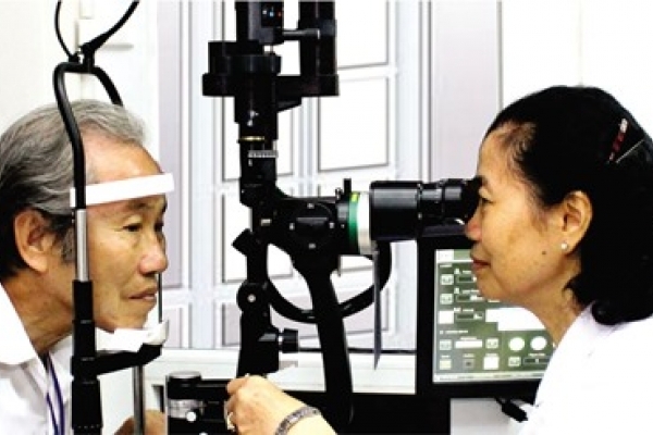 Bác sĩ đang kiểm tra thị lực cho bệnh nhân