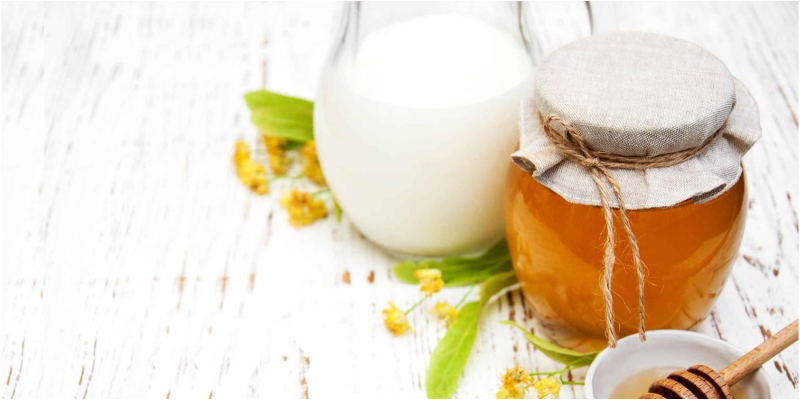Sữa ấm uống cùng với mật ong là bài thuốc hữu hiệu cho những bạn thường xuyên bị mất ngủ.