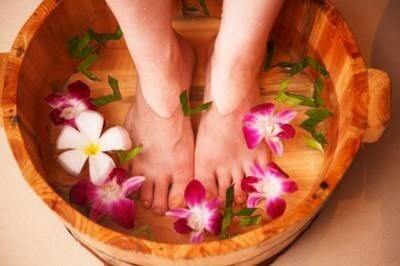 Ngâm chân bằng nước ấm giúp dễ ngủ hơn.