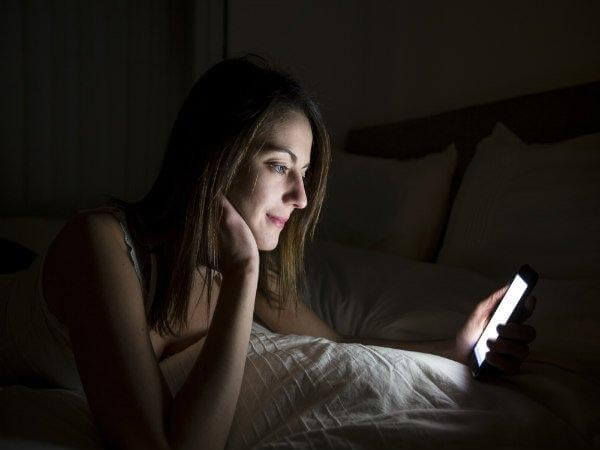 Tránh dùng điện thoại trước khi ngủ.