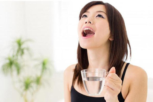 Súc miệng bằng nước muối là cách trị nhức răng hiệu quả