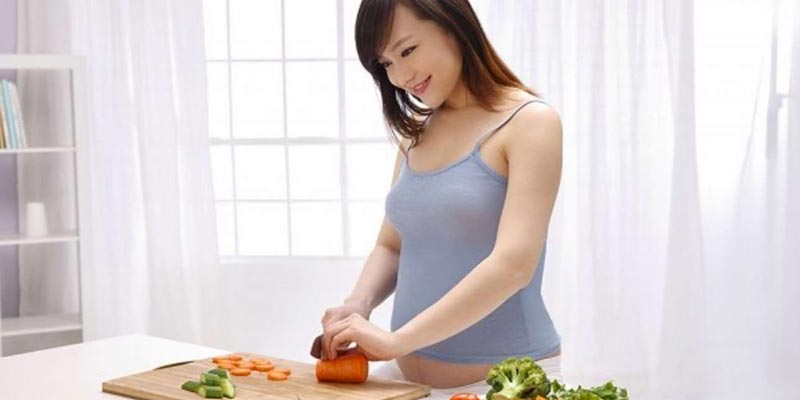 Phụ nữ mang thai chỉ nên ăn 1 – 2 bữa củ cải trong tuần, không nên ăn sống hoặc gỏi bằng củ cải vì nó có khả năng gây ngộ độc.
