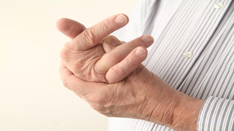 Nếu ngón tay vừa ngắn, thô, móng tay và ngón tay nổi các cục u như củ hành thì có thể là triệu chứng của một số căn bệnh nguy hiểm như ung thư phổi hoặc bệnh tim.
