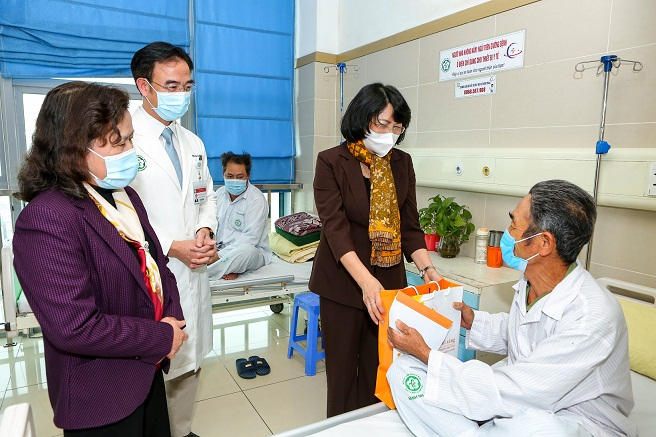 Giám đốc Bệnh viện Bạch Mai thăm hỏi và tặng quà cho bệnh nhân đang điều trị tại TT YHHN và Ung bướu