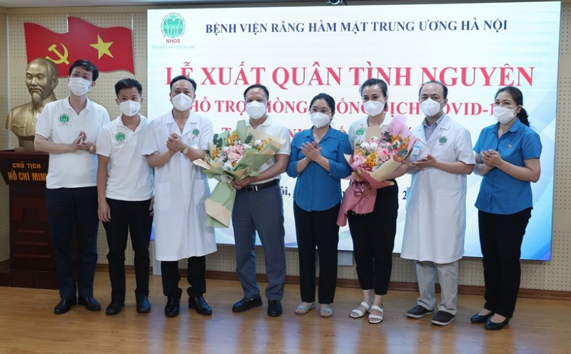 Lãnh đạo Công đoàn Việt Nam cùng Ban lãnh đạo bệnh viện Răng, Hàm, Mặt Trung ương Hà Nội tặng hoa các y, bác sĩ chúc mừng họ hoàn thành nhiệm vụ, chiến thắng dịch Covid-19
