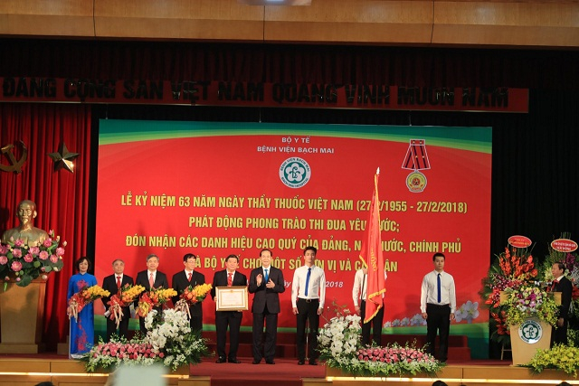 Chủ tịch nước Trần Đại Quang trao tặng Huân chương lao động hạng nhì lần thứ 2 cho Bệnh viện Bạch Mai
