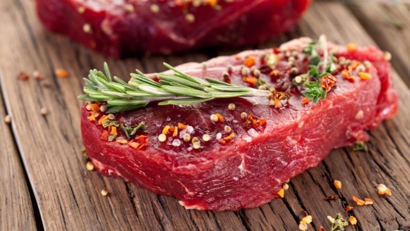 Bị mỡ máu cần giảm tiêu thụ thịt đỏ trong bữa ăn