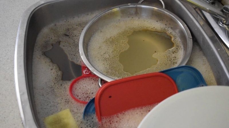 Nguy cơ nhiễm bệnh từ thói quen ngâm bát đĩa ở bồn rửa sau ăn