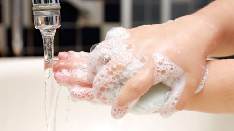 Rửa sạch tay cho trẻ