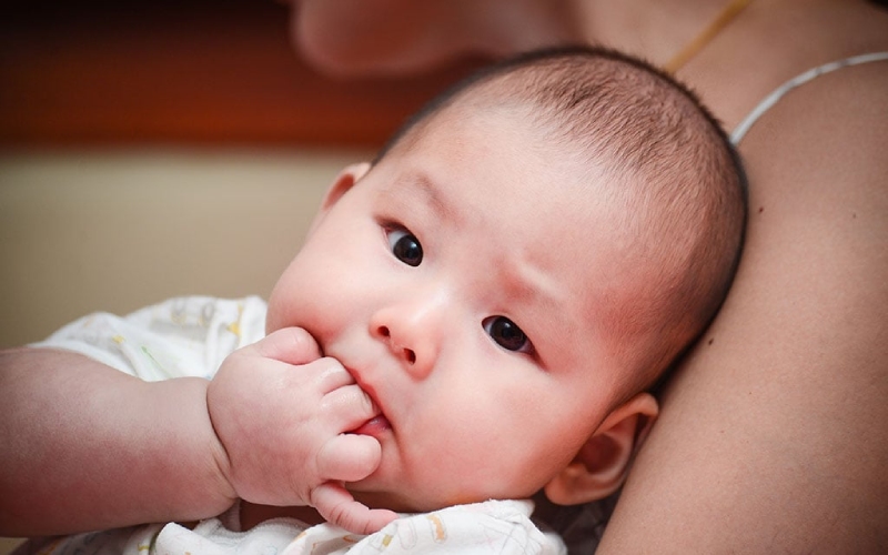 Trẻ sơ sinh bị nổi hạt trắng trong miệng là do đâu?