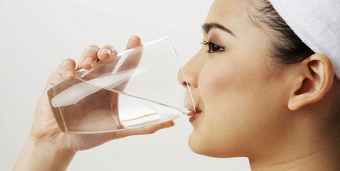 Nước không nên uống quá ít, cũng không nên uống quá nhiều. Chúng ta nên uống nước phù hợp với thể trạng cơ thể