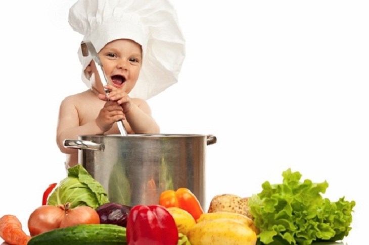 Hãy tập cho trẻ ăn nhiều rau củ, trái cây ít ngọt như thanh long, cam, quýt, bưởi…