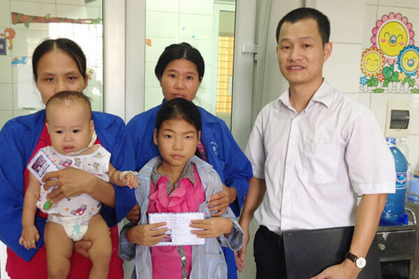 TS Trịnh Thành Trung và các bệnh nhân mắc whitmore